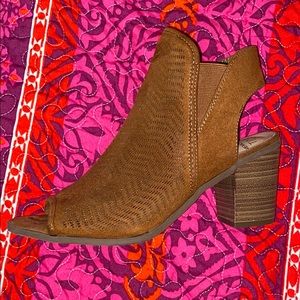 Suede brown open toed heel